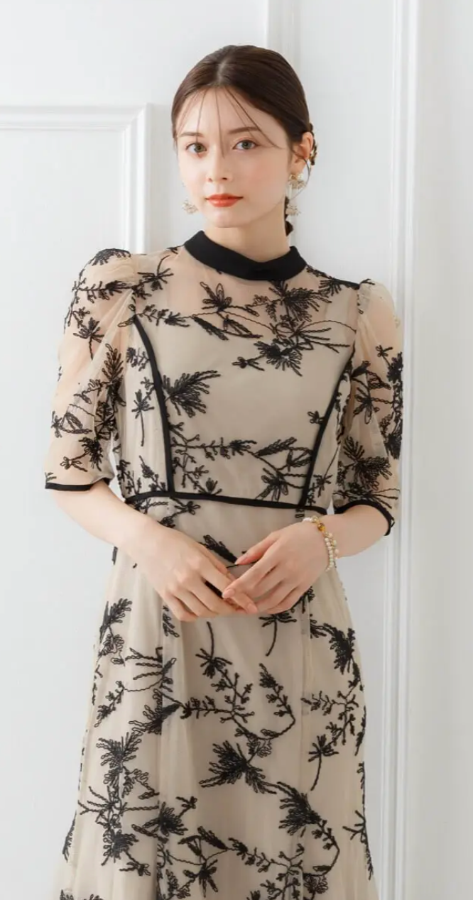 ベージュ×ブラックのバイカラーエンブロイダリードレス-Dorry-doll-M-結婚式パーティーのレンタルドレスはリリアージュ-11-03-2025_01_38_PM (2)
